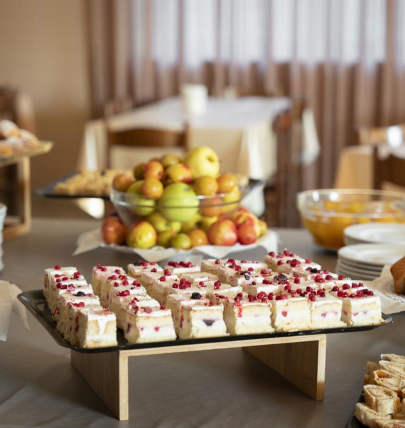 Dolci con frutti di bosco e frutta fresca su un tavolo da buffet.